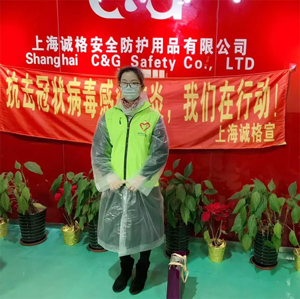 攜手戰(zhàn)“疫”，逆風(fēng)而上，上海志愿者助力抗疫防護(hù)服生產(chǎn)